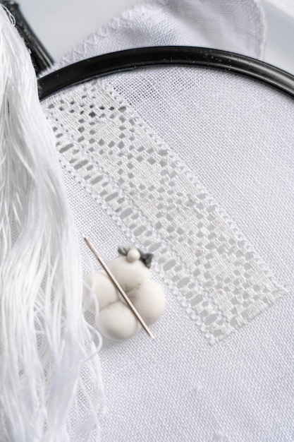 Ręce wyszywające subtelny wzór